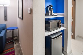 Holiday Inn Express & Suites N Waco Area - West, an IHG Hotel