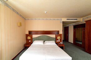PHI Hotel Astoria