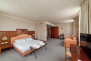 PHI Hotel Astoria