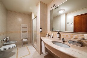 PHI Hotel Astoria