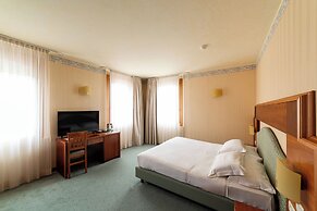 PHI Hotel Astoria