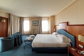 PHI Hotel Astoria