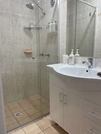 Oasis Inn Ulladulla - Guest 18 Years and Older