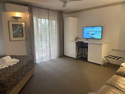 Oasis Inn Ulladulla - Guest 18 Years and Older