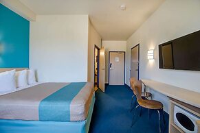Motel 6 Grande Prairie, AB