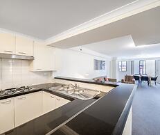Oaks Sydney Castlereagh Suites