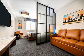 Acclaim Hotel By CLIQUE