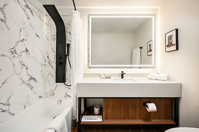 Acclaim Hotel By CLIQUE