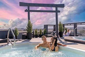 Acclaim Hotel By CLIQUE