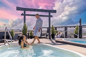 Acclaim Hotel By CLIQUE