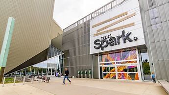 Acclaim Hotel By CLIQUE