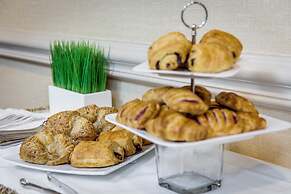 Monte Carlo Inn Barrie Suites