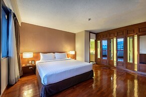 Bandara Silom Suites