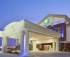 Holiday Inn Express & Suites Dinuba West by IHG