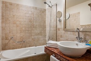 Hotel  YIT La Casona del Arco