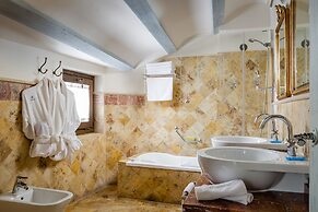 Hotel  YIT La Casona del Arco