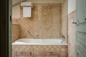 Hotel  YIT La Casona del Arco