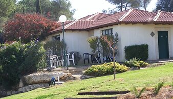 Shoresh Green Hills Family Suites Hotel