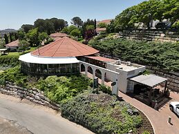 Shoresh Green Hills Family Suites Hotel