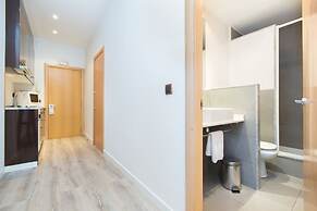 AinB Las Ramblas Colón Apartments