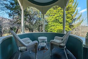 Engadine Inn & Cabins