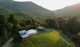 Engadine Inn & Cabins
