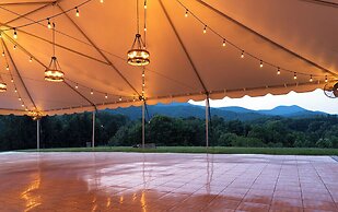 Engadine Inn & Cabins