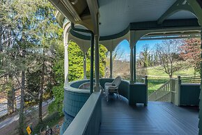 Engadine Inn & Cabins