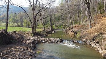 Engadine Inn & Cabins