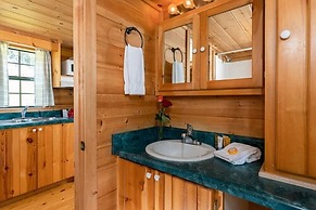 Engadine Inn & Cabins