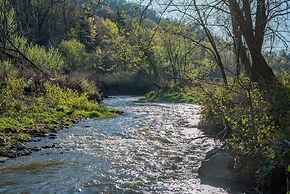 Engadine Inn & Cabins