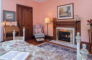 Engadine Inn & Cabins