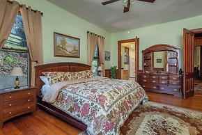 Engadine Inn & Cabins