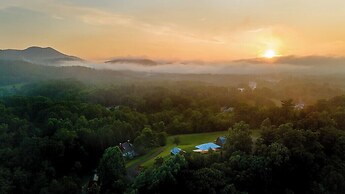 Engadine Inn & Cabins