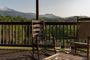 Engadine Inn & Cabins