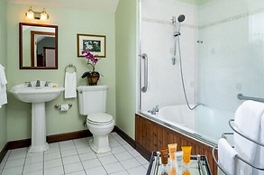 Engadine Inn & Cabins