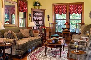 Engadine Inn & Cabins