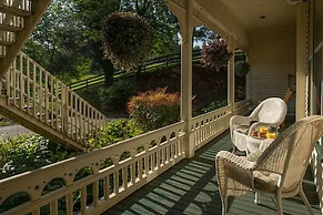 Engadine Inn & Cabins