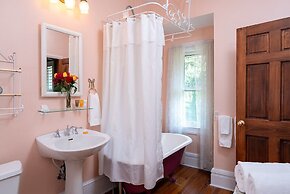 Engadine Inn & Cabins