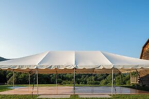 Engadine Inn & Cabins