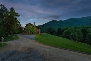 Engadine Inn & Cabins