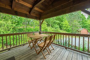 Engadine Inn & Cabins