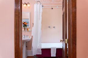 Engadine Inn & Cabins