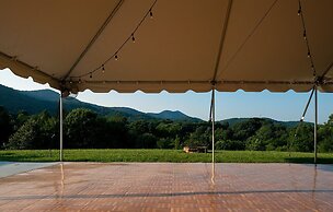 Engadine Inn & Cabins
