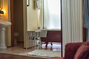 Engadine Inn & Cabins