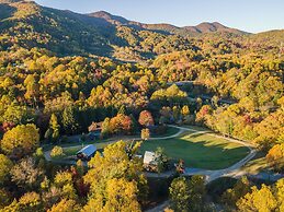 Engadine Inn & Cabins