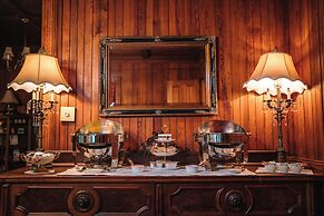 Engadine Inn & Cabins