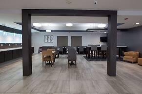 La Quinta Inn & Suites by Wyndham Houston East at Normandy