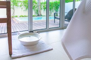 Holiday Inn Resort Kandooma Maldives - Kids Stay & Eat Free and DIVE F