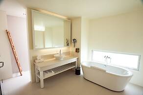 Holiday Inn Resort Kandooma Maldives - Kids Stay & Eat Free and DIVE F